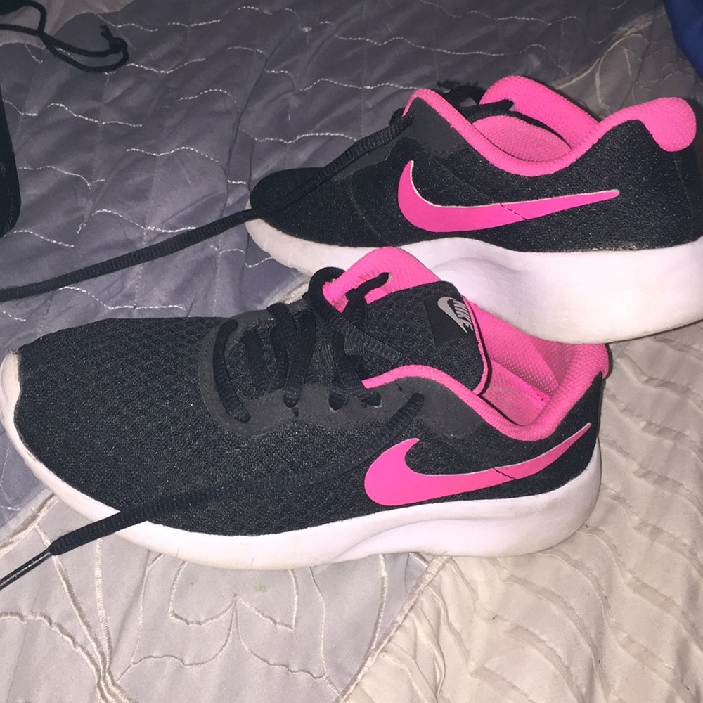 Nike girl sneakers Black and pink Size 3.5